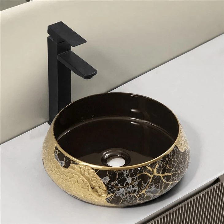 Schwarzes und goldenes Badezimmerwaschbecken